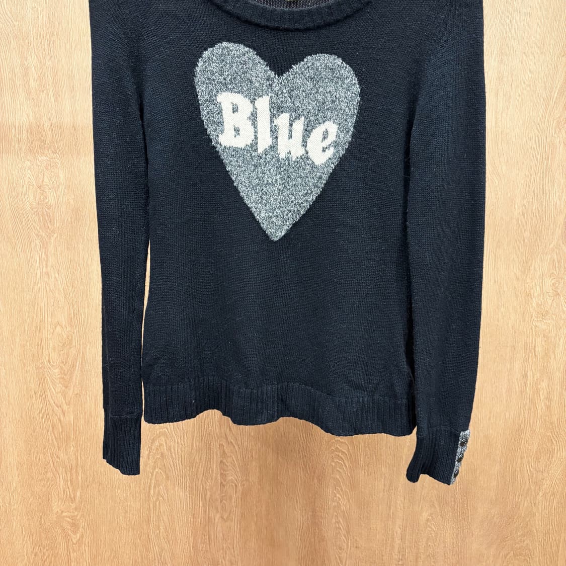 버버리 블루 라벨 라운드넥 니트 그레이 하트 로고 안타르시아 디테일 블랙 상품이미지5