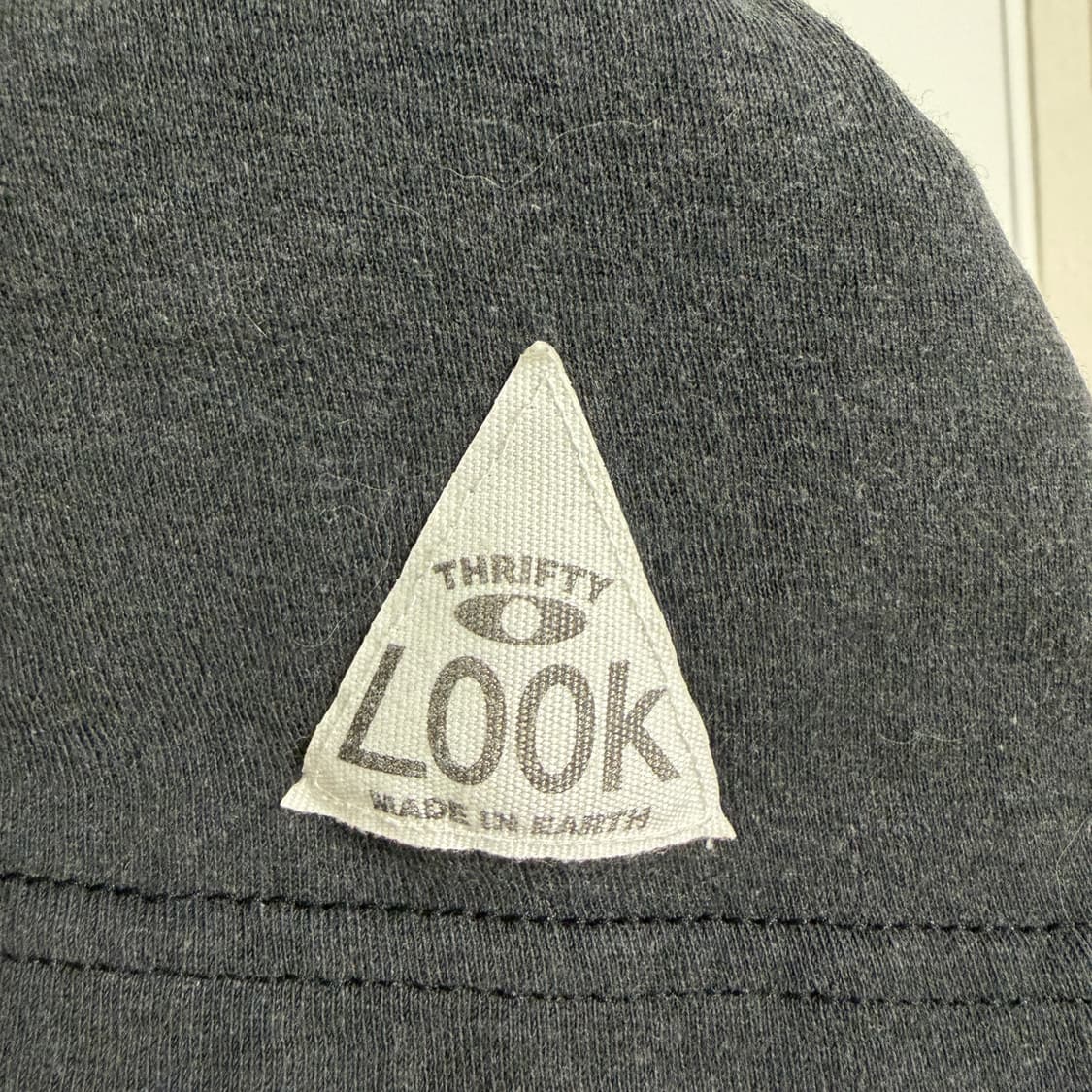 🏷️THRIFTY LOOK "Queen" TEE 상품이미지2