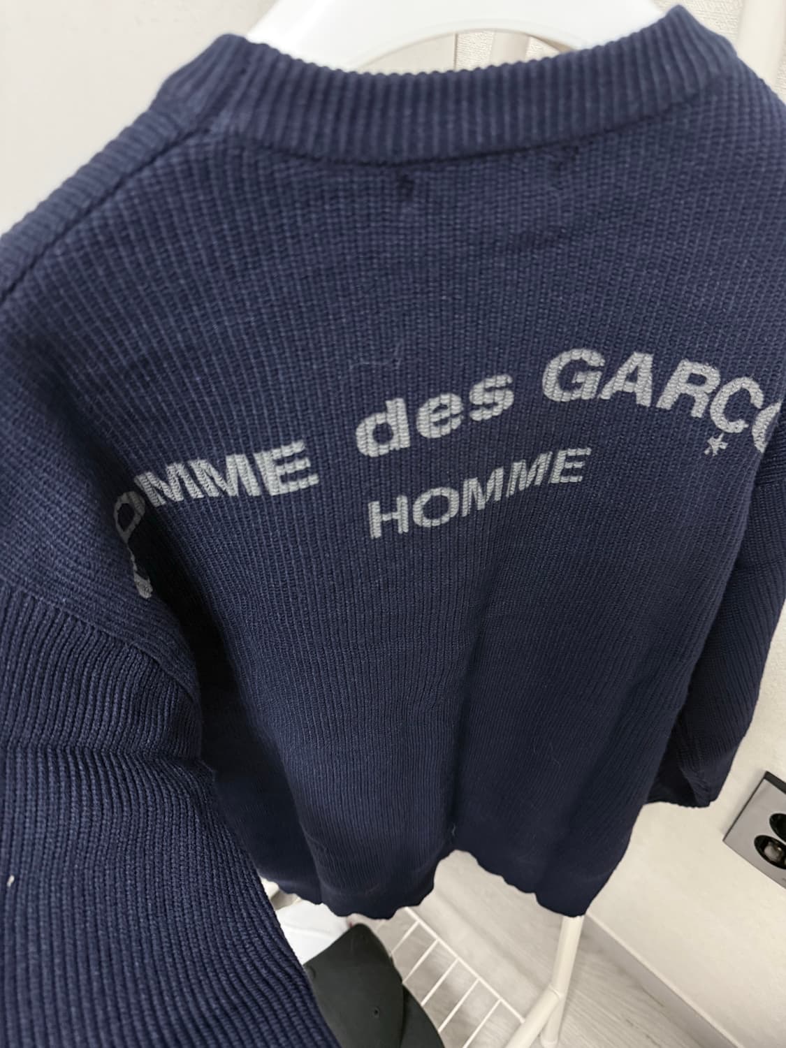 [새상품급] 꼼데가르송 옴므 백프린팅 니트 S 상품이미지3