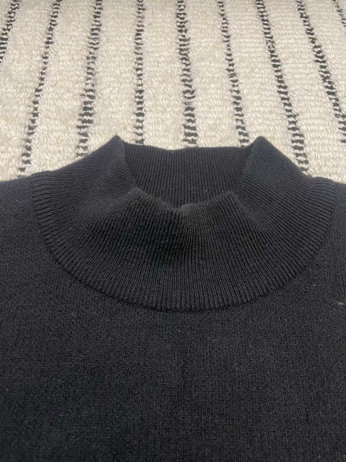 쿠어(Coor) 울 케시 혼방 모크넥 니트 블랙 상품이미지3