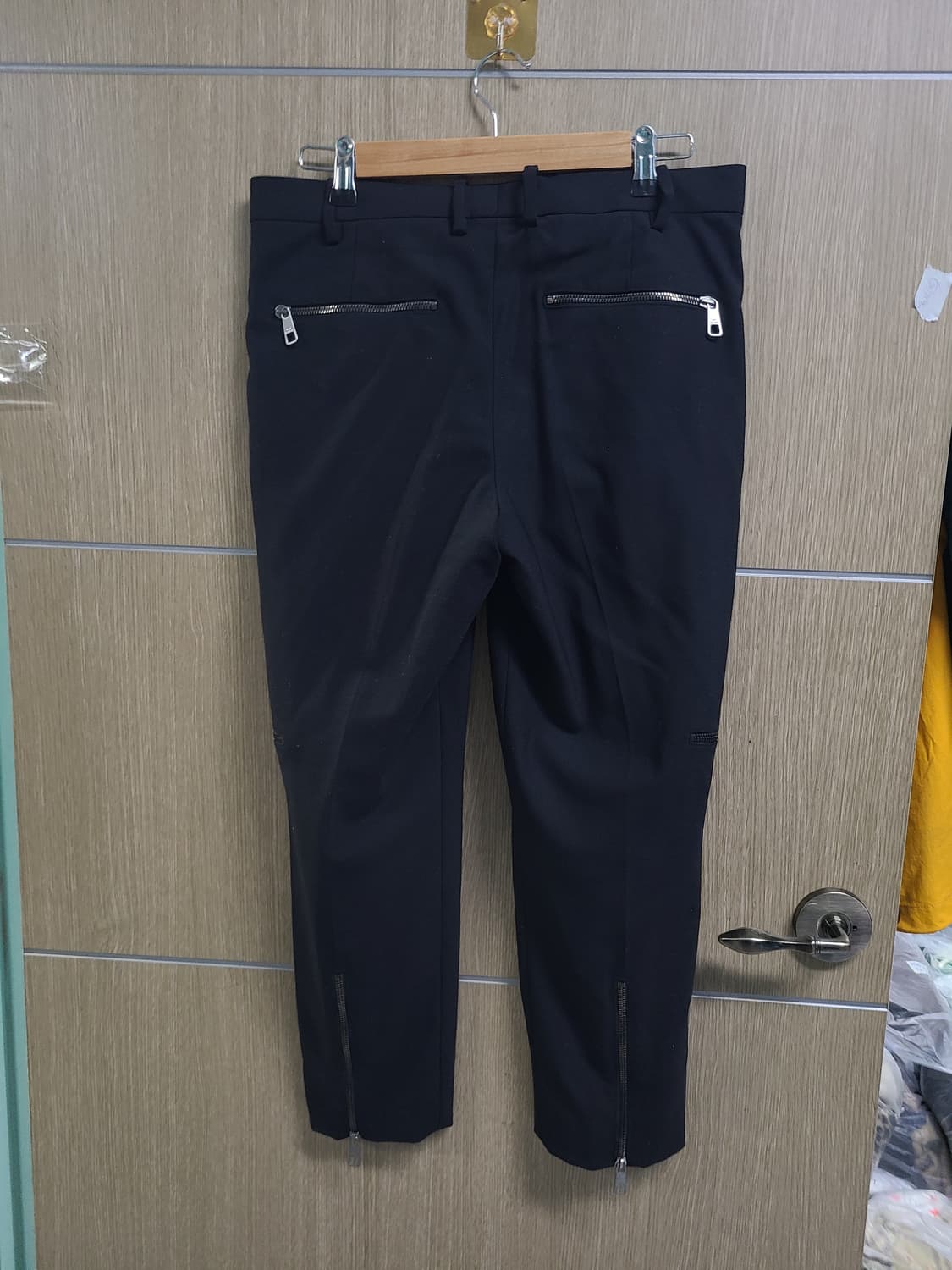 닐바렛 블랙 색상 지퍼 디테일 슬랙스 상품이미지4