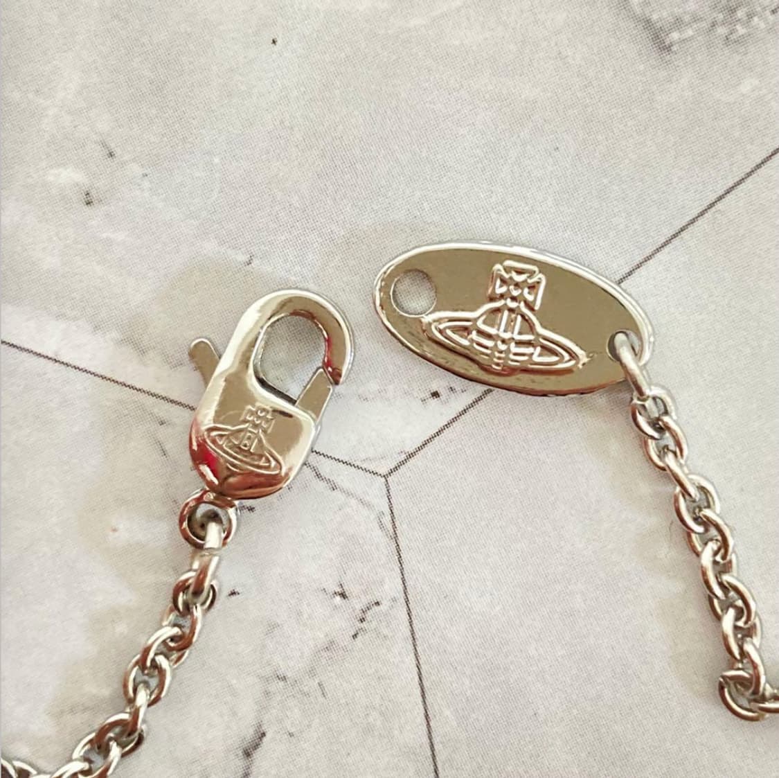 비비안웨스트우드 아카이브 화이트 크리스탈 레터링 orb 팬던트 목걸이 상품이미지6