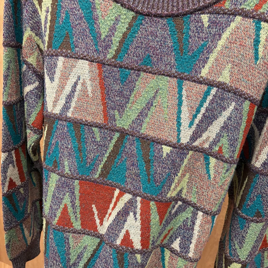 미쏘니 스포츠 니트 V자형 패턴 리브 마감 기하학 디테일 카키 상품이미지6