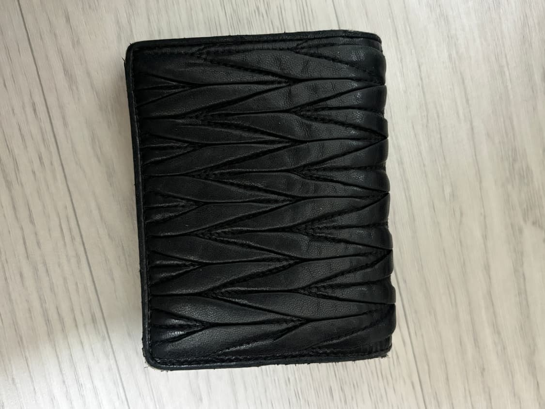 미우미우 마틀라세 포켓 반지갑 블랙 정품 상품이미지4