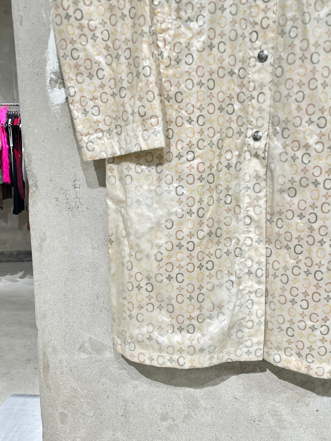 셀린느 트리오페 모노그램 스냅 버튼 폴리우레탄 코트 상품이미지4