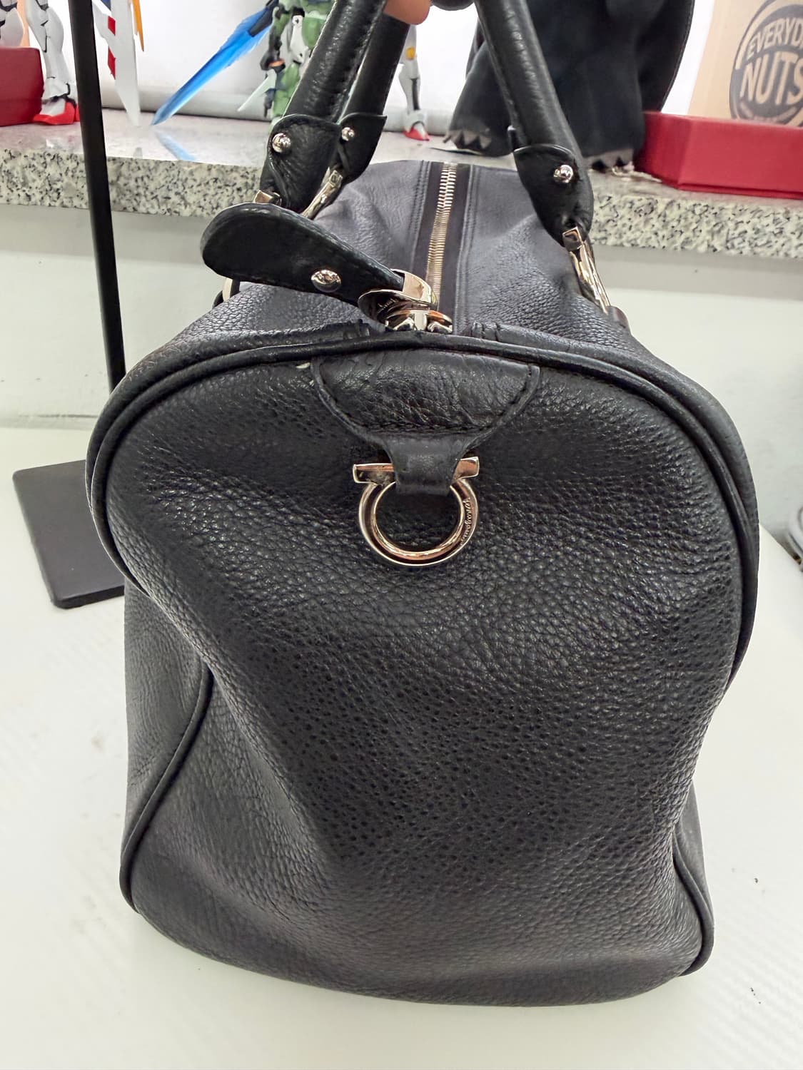 정품) 페라가모 간치니 블랙 레더 토트백  상품이미지4