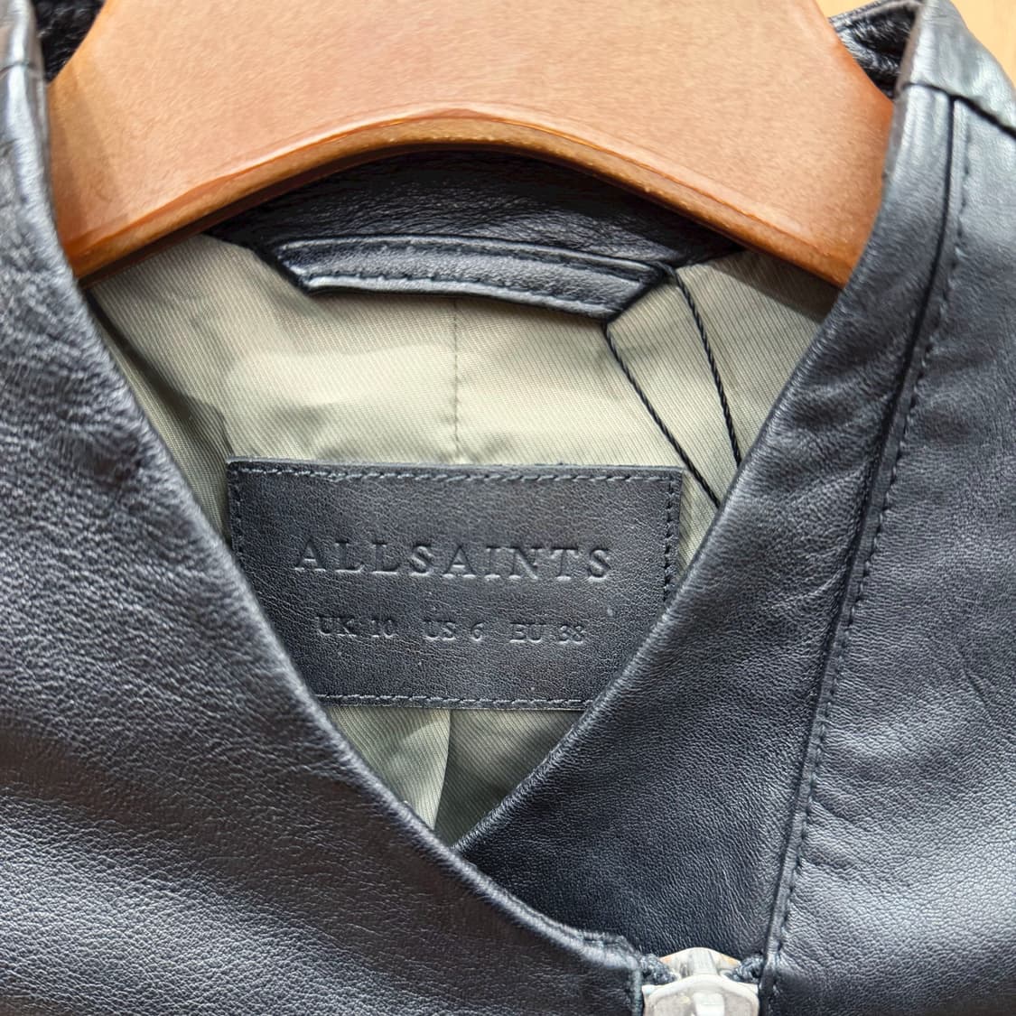 올세인츠 긴팔 레더 자켓 스탠드 카라 미니멀 모토 사선 지퍼 디테일 블랙 상품이미지6