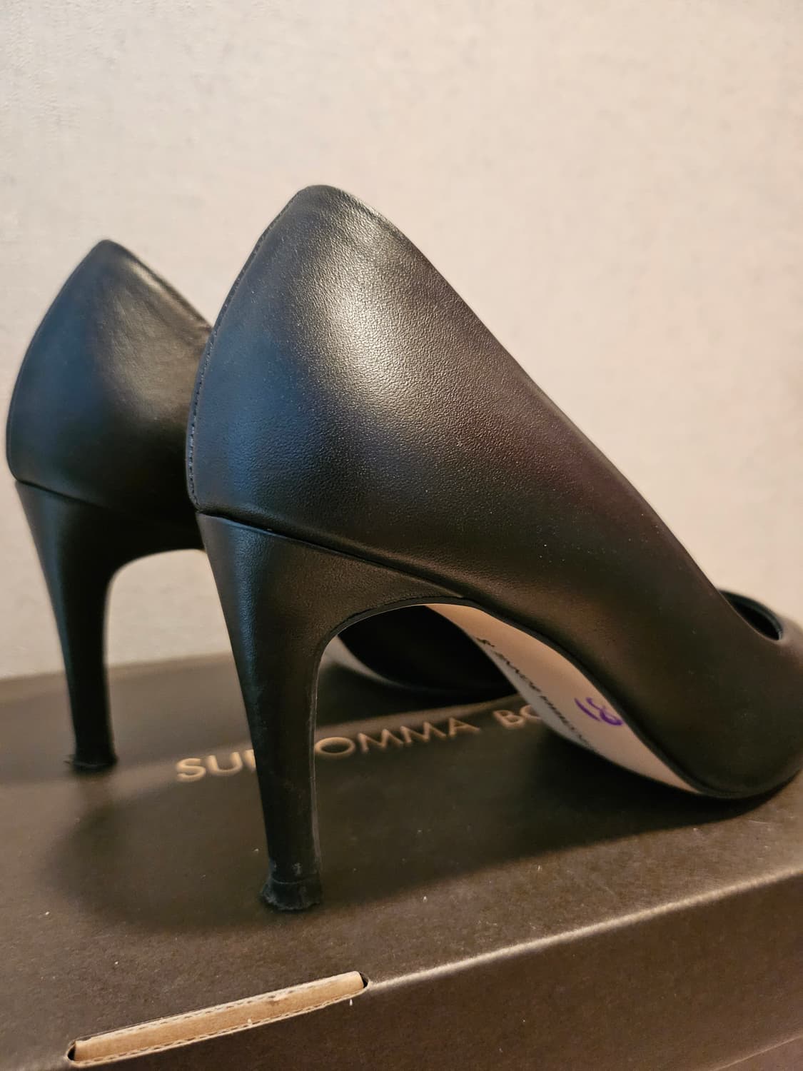 슈콤마보니 블랙 클래식 펌프스 힐 8cm 상품이미지8