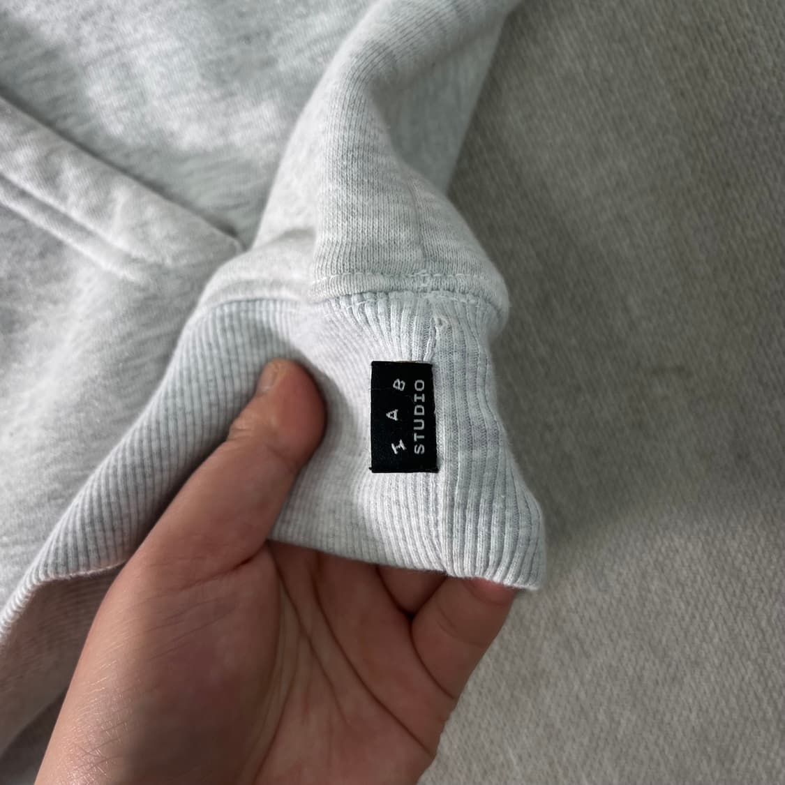 100 아이앱 스튜디오 라이트 그레이 후드티 상품이미지5