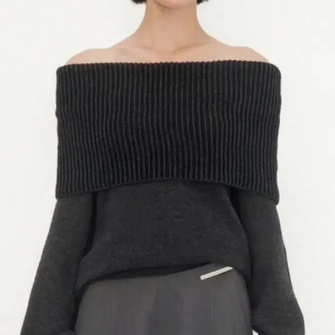 트리밍버드 오프숄더 Ribbed Open Shoulder Knit 차콜 상품이미지1