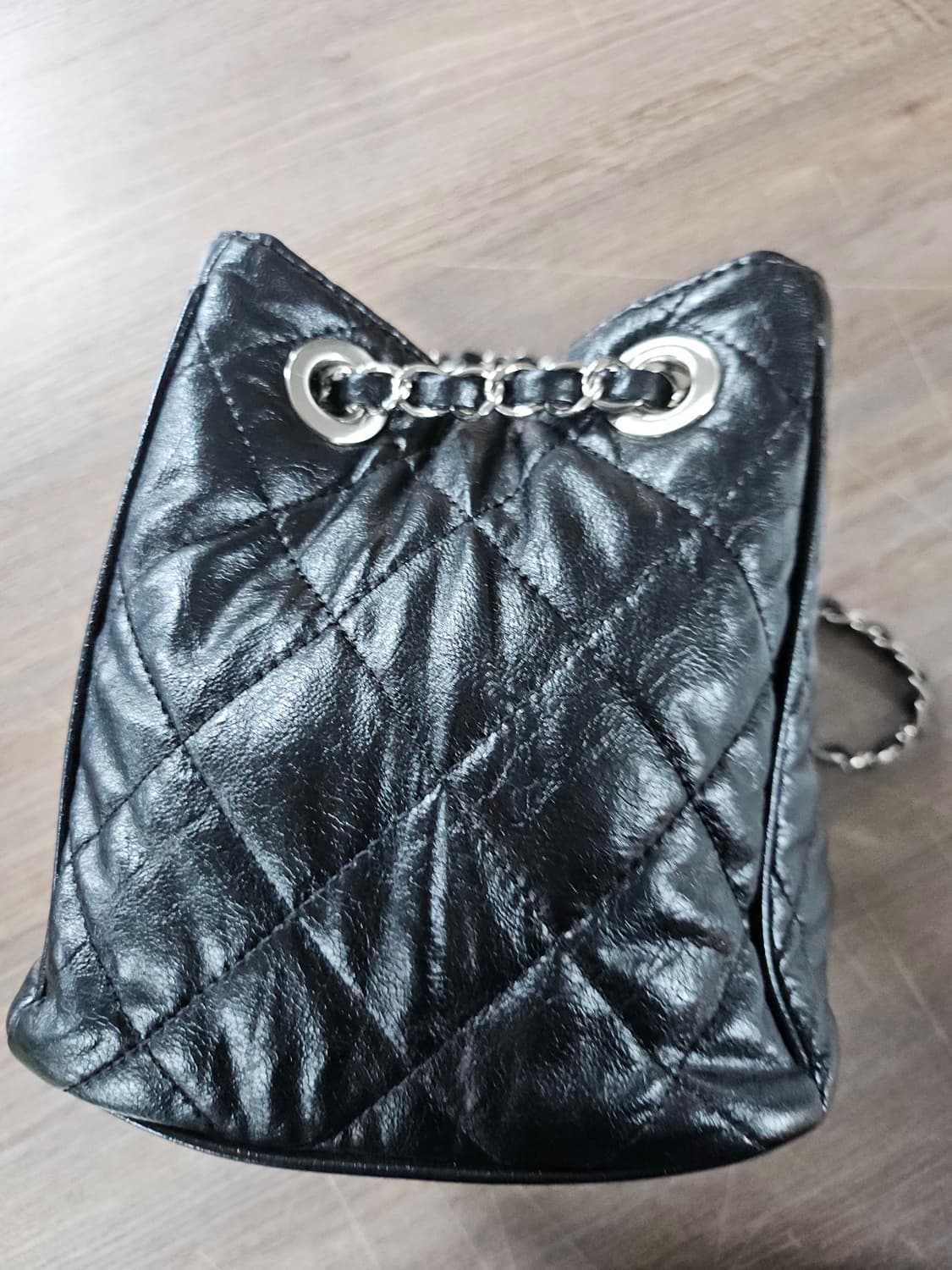 마뗑킴 스터드 미니 퀼팅 버킷백  블랙 숄더 크로스백 상품이미지4