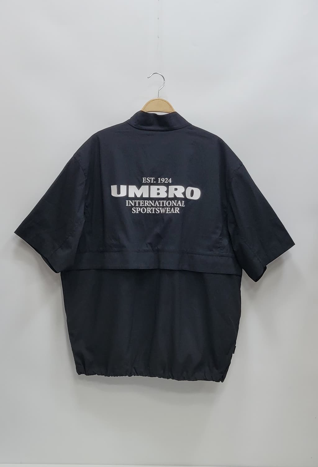 UMBRO 24SS 시어서커 스탠넥 아노락 바람막이 / 남 110 블랙
 상품이미지2