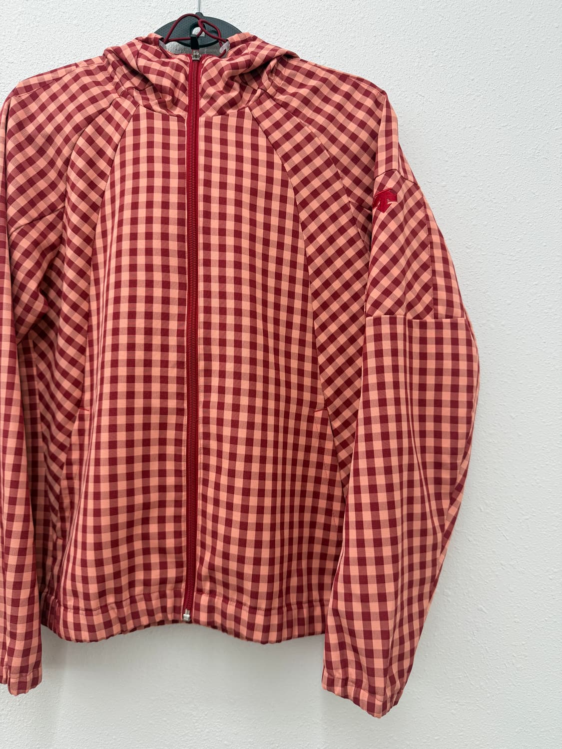 데상트 깅엄체크 후드 바람막이 상품이미지3