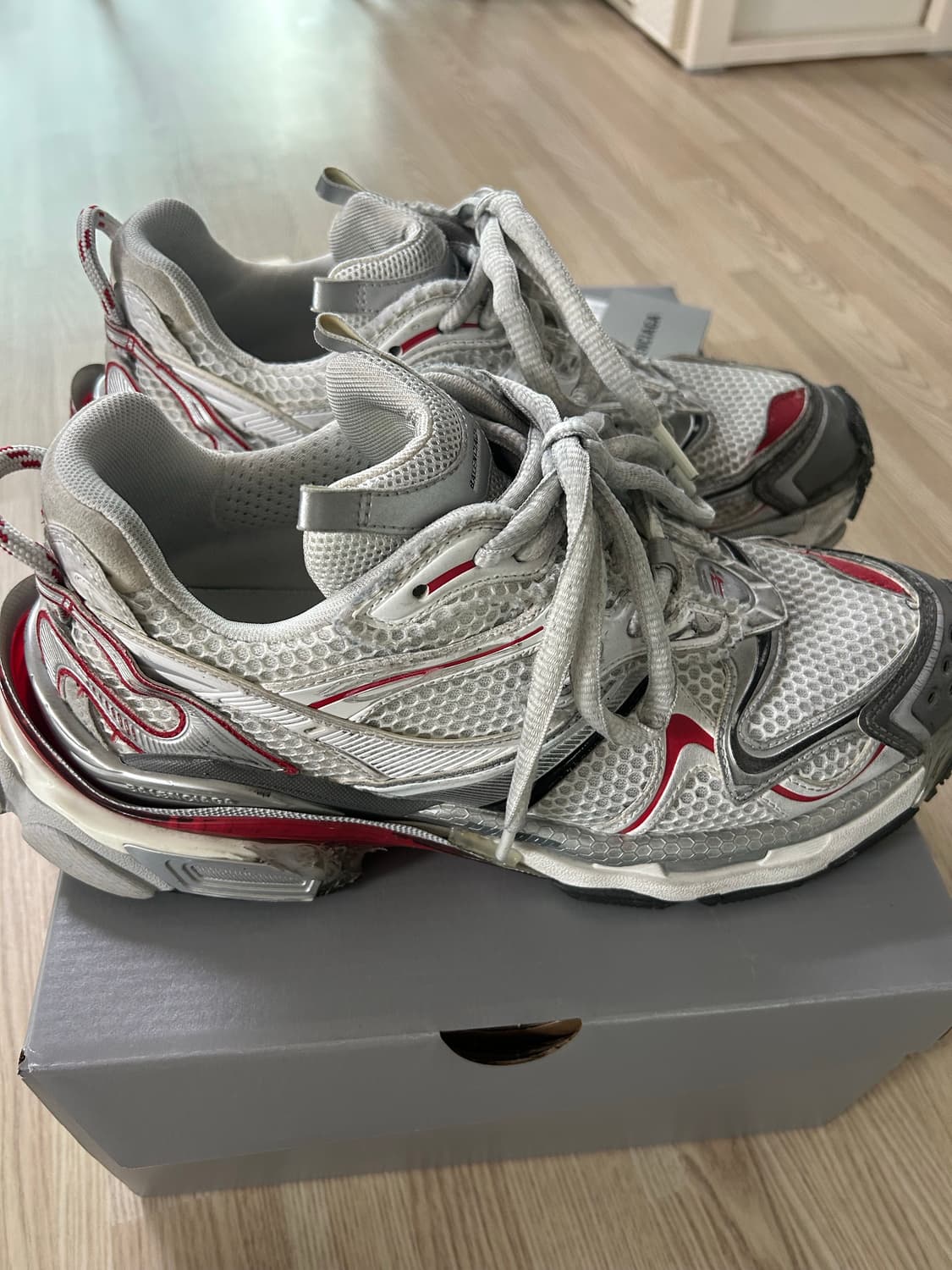 [42] 발렌시아가 러너 2.0 스니커즈 화이트 그레이 레드 상품이미지3