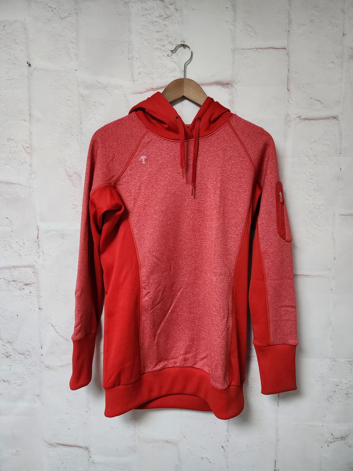 데상트 기모 후드티 상품이미지1