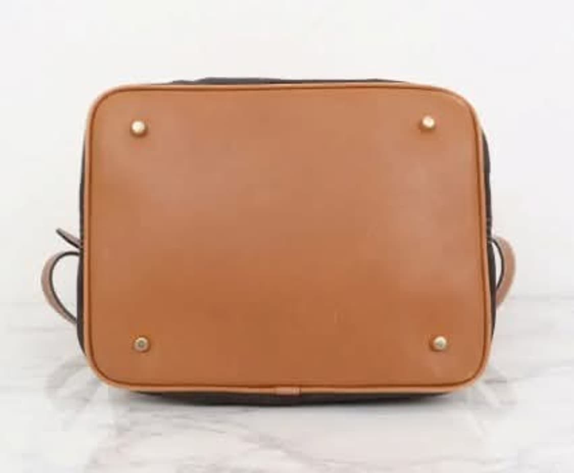 [BURBERRY] 버버리 자이언트 체크 레더 버킷백 상품이미지4