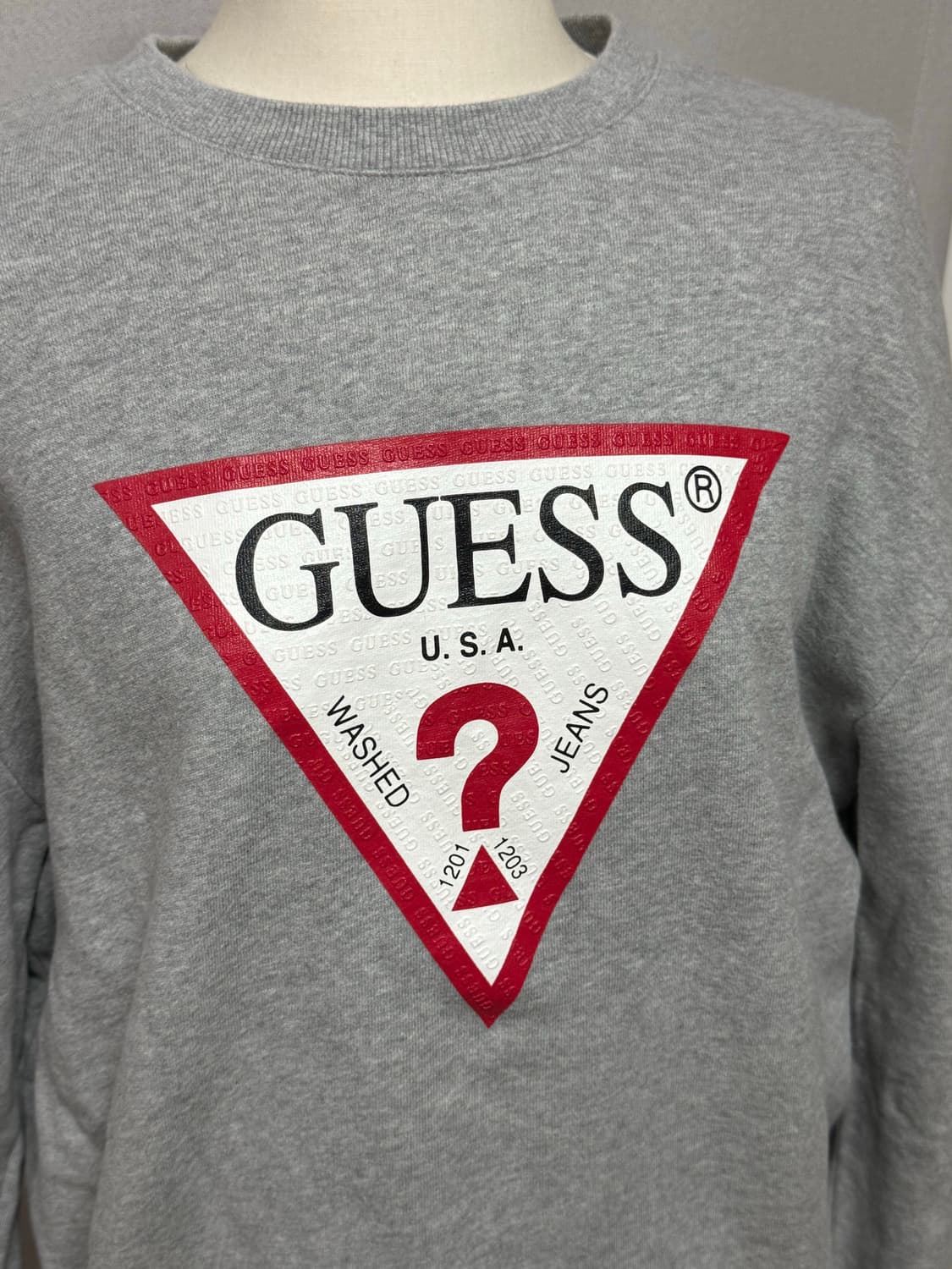 게스 GUESS 빅 트라이앵글 로고 맨투맨 (그 레이) 상품이미지4