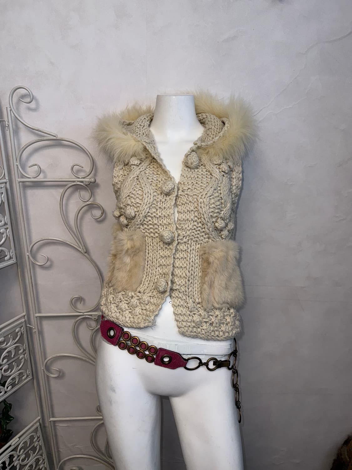 Ivory fur ball detail hood knit vest 상품이미지4
