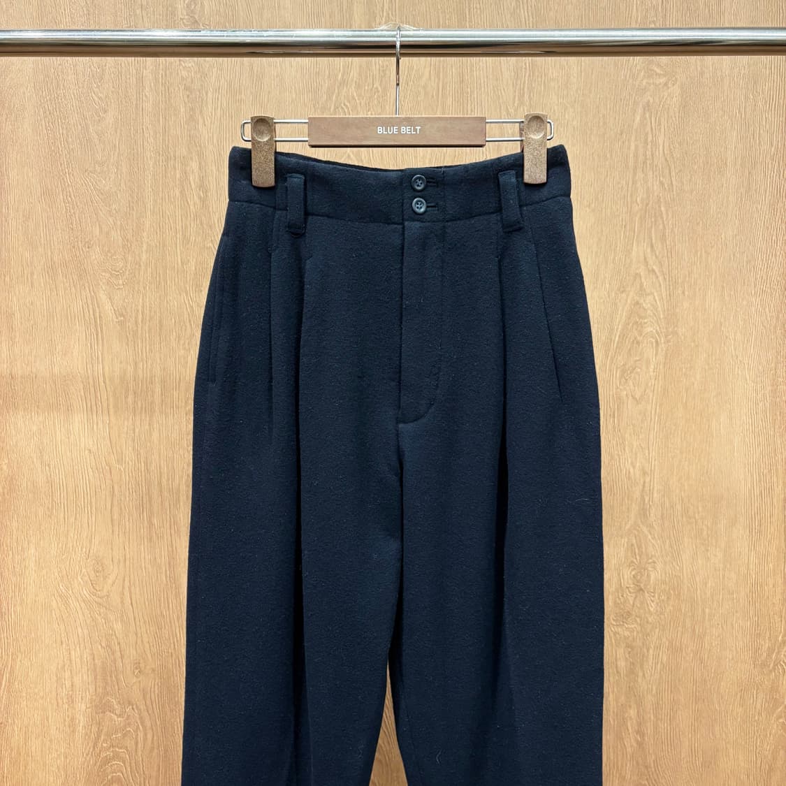 이세이미야케 하이 울 테이퍼드 팬츠 더블 버튼 투 핀턱 포켓 디테일 블랙 상품이미지4