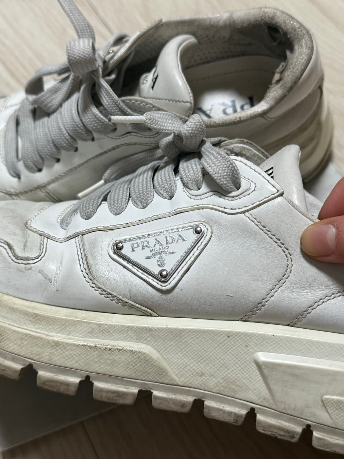 프라다 기본 흰색 스니커즈 상품이미지2