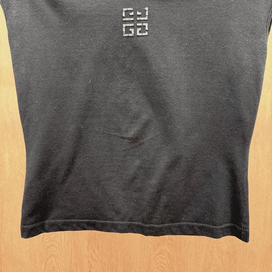 지방시 부티크 로고 브이넥 반팔 슬리브리스 로고 프린팅 디테일 블랙 상품이미지5