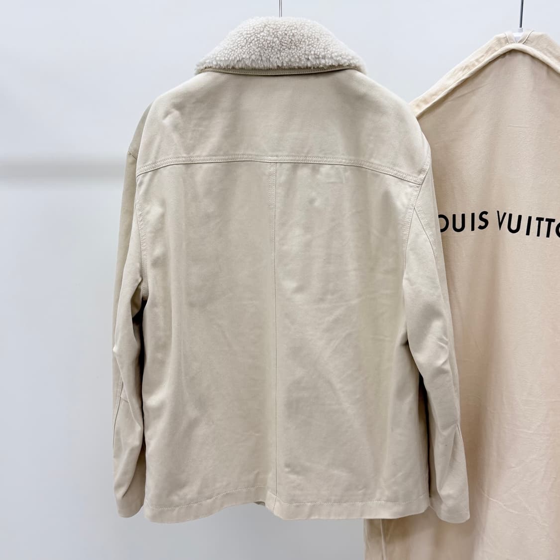 [S+급/50] 루이비통 모노그램 워크웨어 시어링 퍼 자켓 아이보리 상품이미지5
