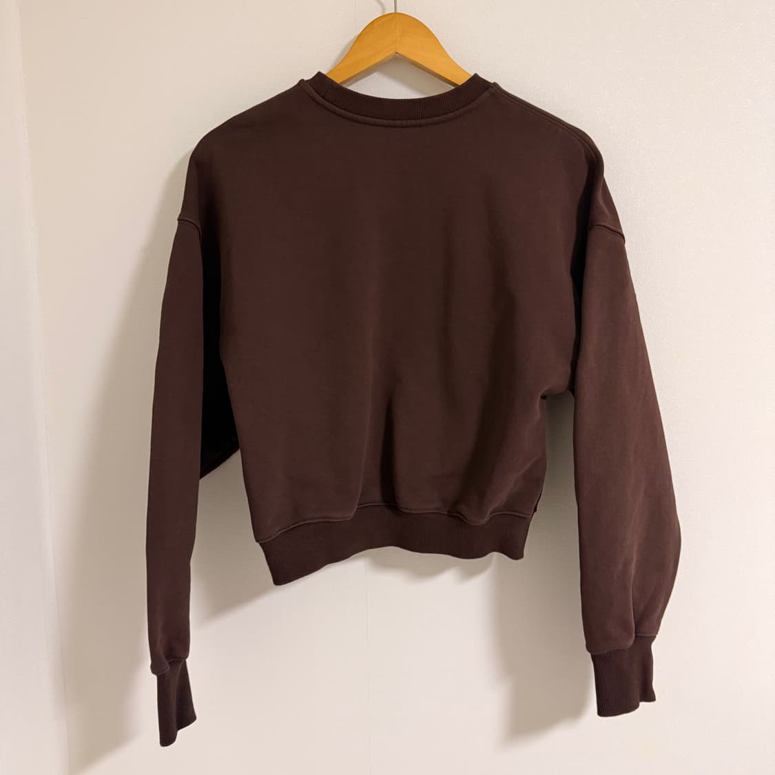 렉토 자수 크롭 맨투맨 브라운 상품이미지4