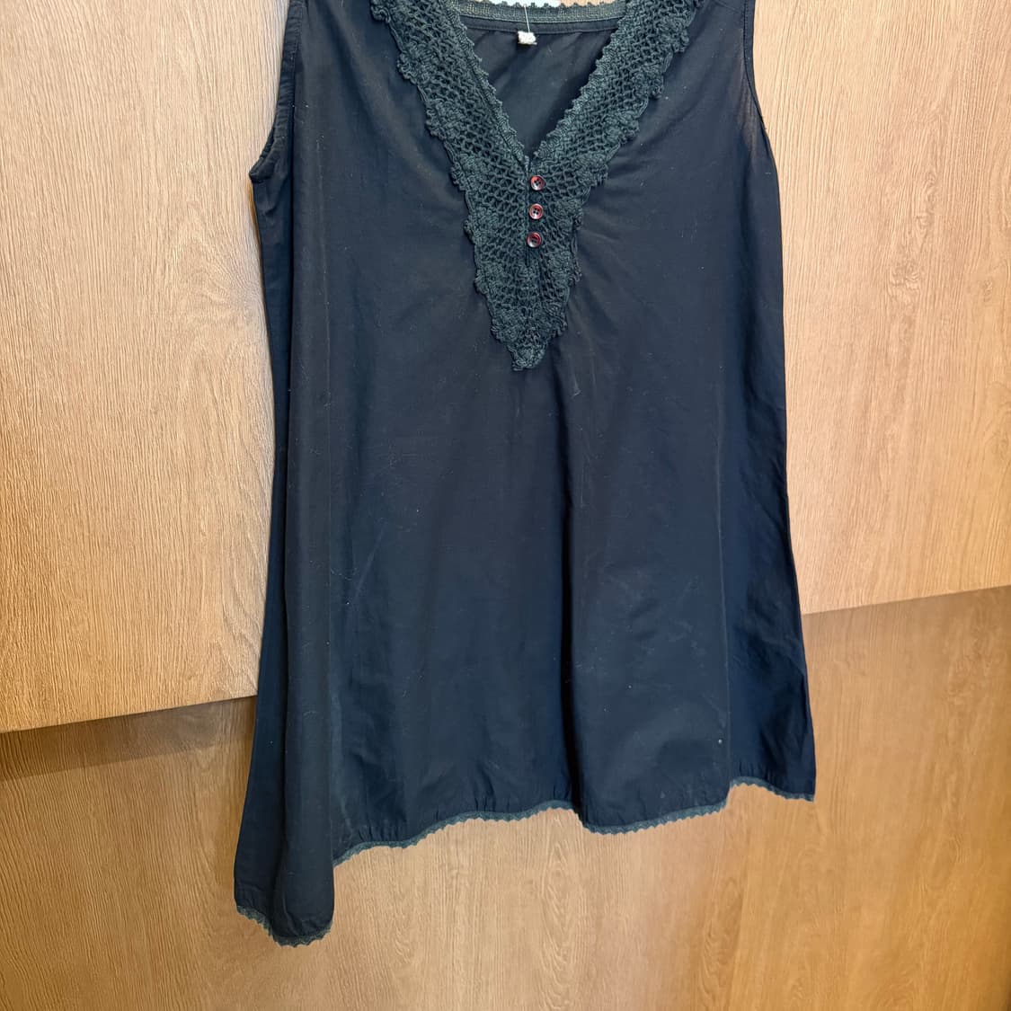 빈티지 브이넥 슬리브리스 블라우스 크로셰 레이스 디테일 루즈핏 블랙 상품이미지4