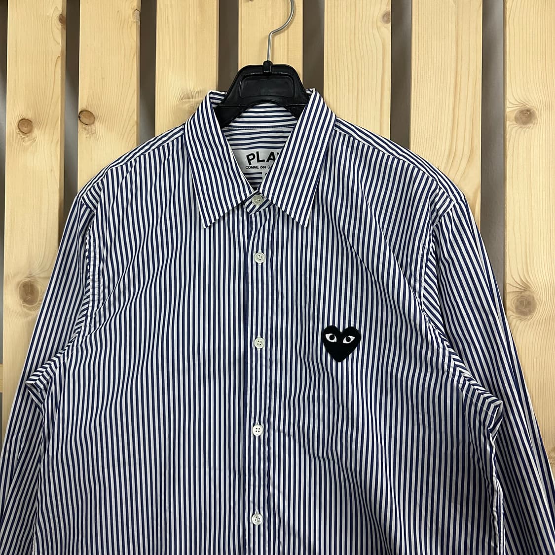 (S) 꼼데가르송 플레이 네이비 스트라이프 하트 와펜 셔츠 상품이미지4