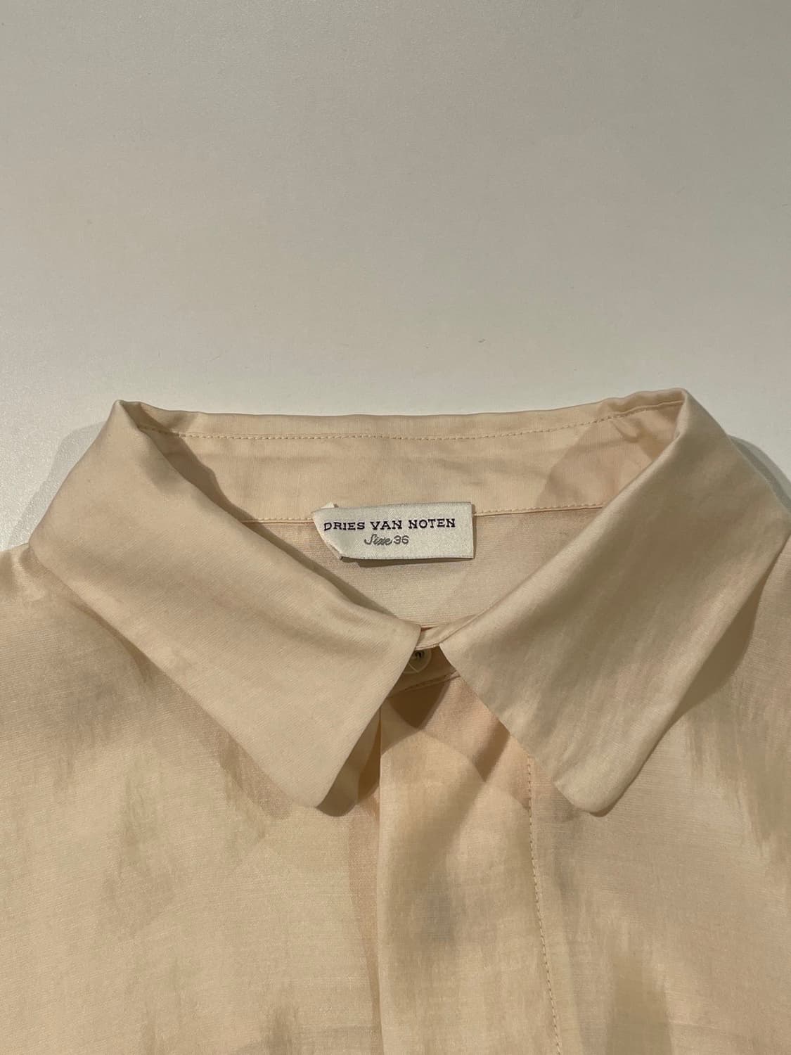 드리스 반 노튼 라이트 베이지 하프 버튼 커브 슬리브 텐셀 블라우스 상품이미지7