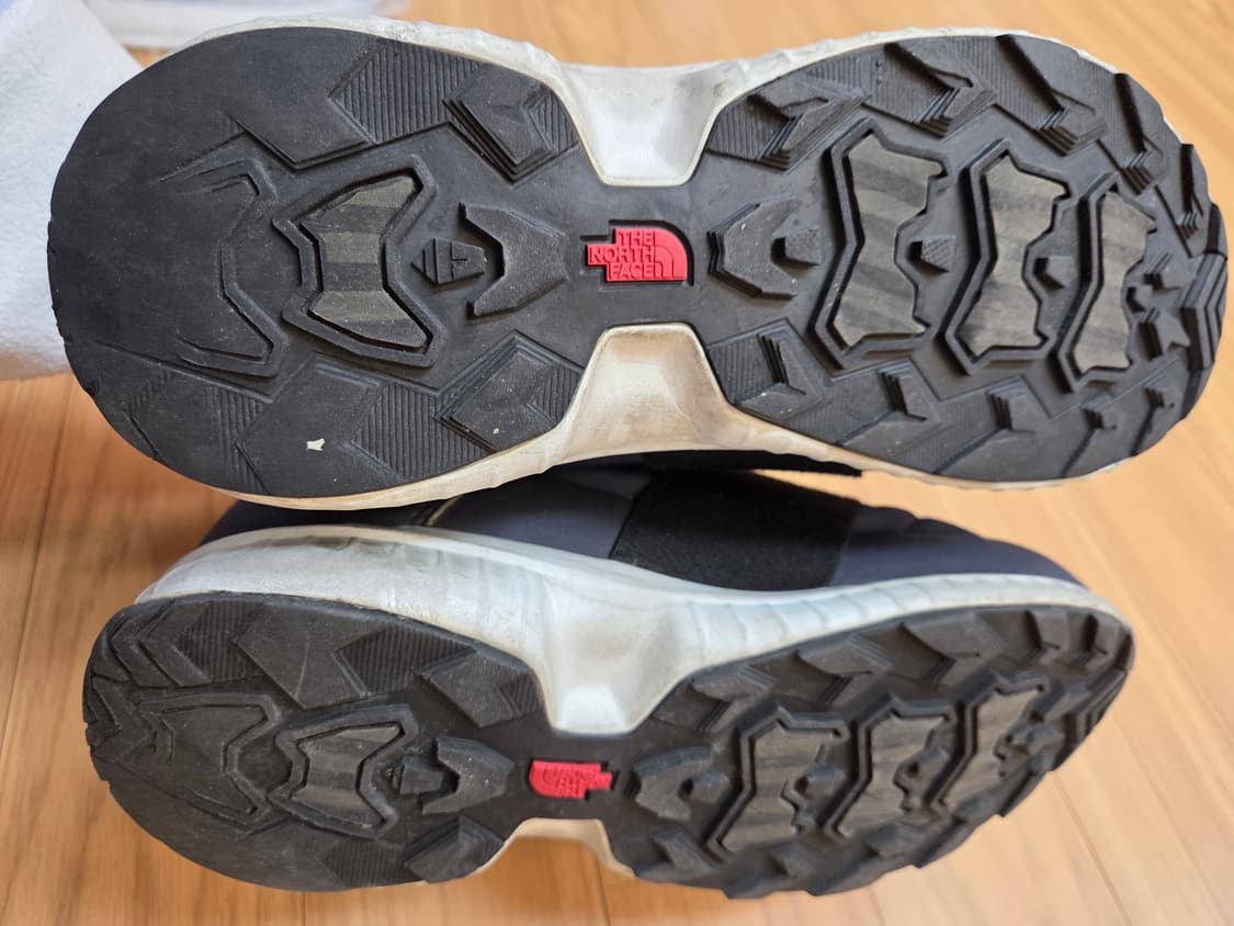 네이비 색상 노스페이스 방한 부츠 240mm입니다. 모델명은 NS99이구 상품이미지5