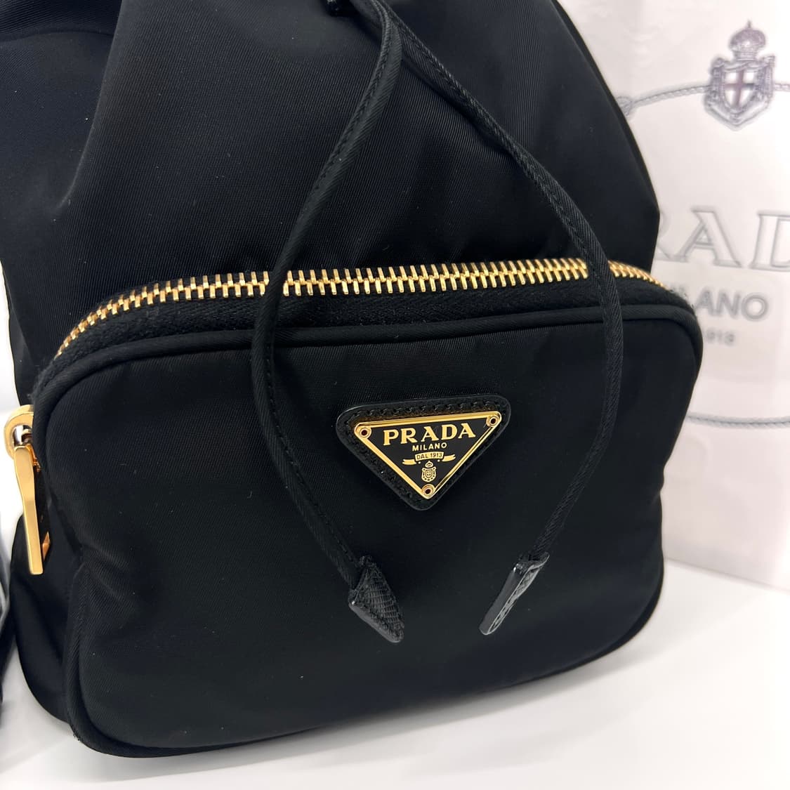 프라다 삼각로고 나일론 테수토 버킷백 블랙 상품이미지5