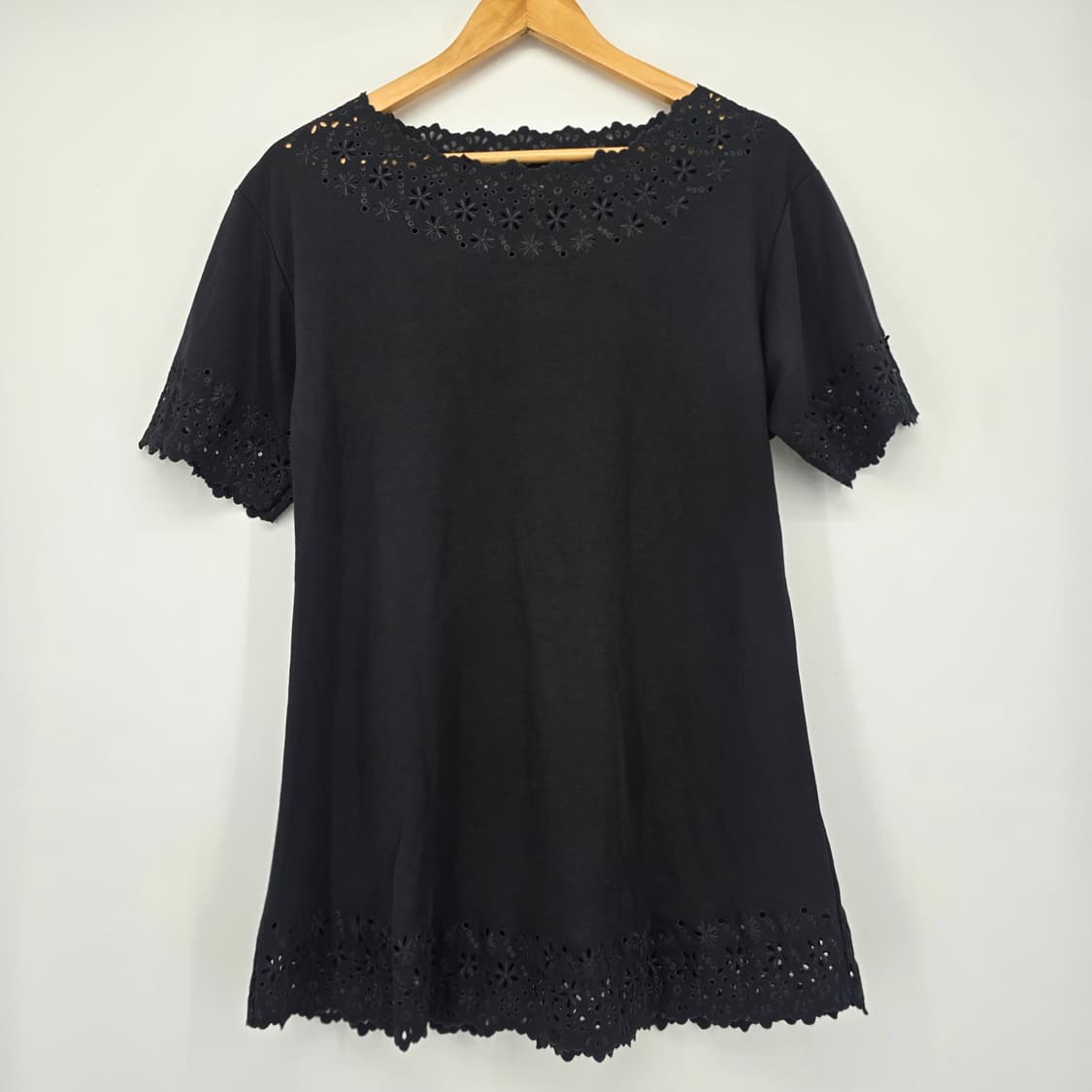 펀칭 레이스 블랙 반팔 티셔츠 상품이미지1