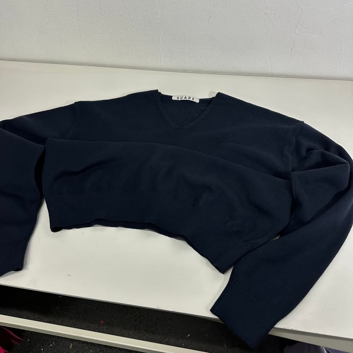 L 수아레 다크네이비 브이넥 니트 상품이미지1