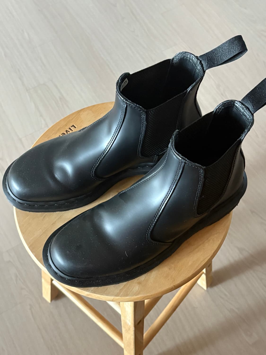 닥터마틴 첼시부츠 270 팔아요 상품이미지1