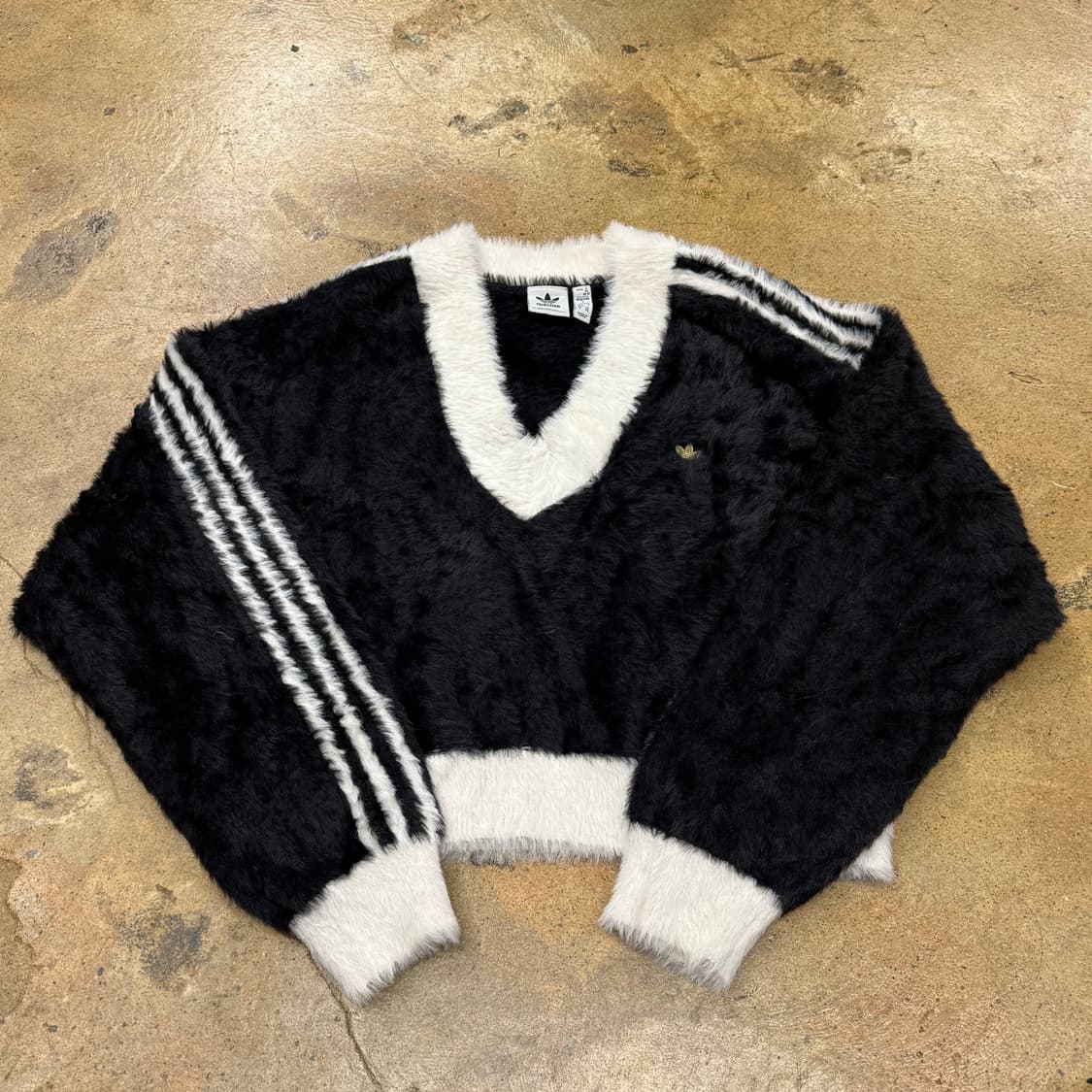 아디다스 블랙 화이트 브이넥 크롭 퍼 앙고라 니트 상품이미지2