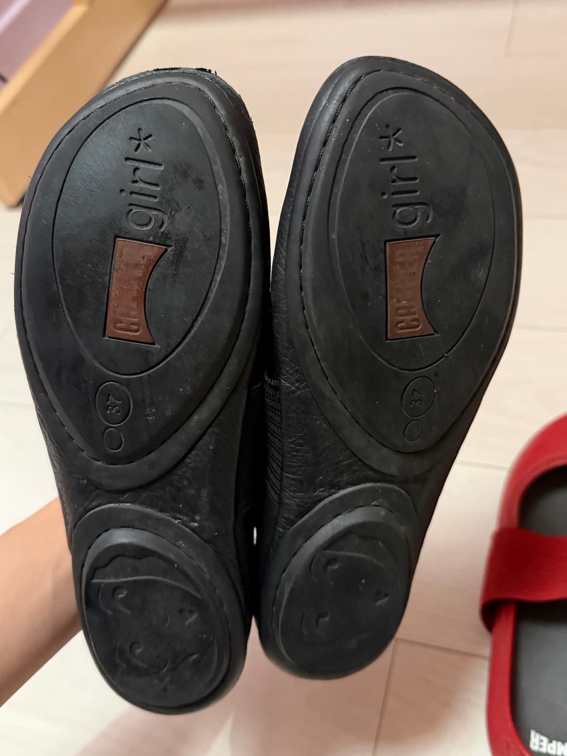 캠퍼 라이트니나 플랫슈즈 235(37) 블랙 레드 일괄 상품이미지3