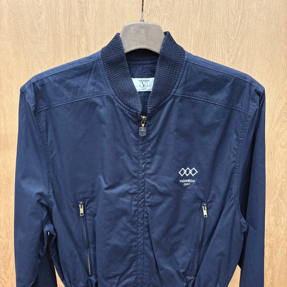 발렌티노 스포츠 코튼 봄버 자켓 로고 자수 그래픽 시보리 디테일 네이비 상품이미지4
