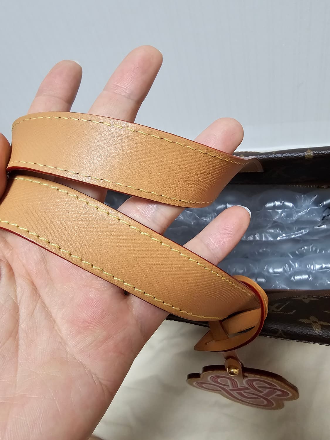 루이비통 니고x퍼렐 한정판 쇼퍼 토트백MM 크로스백 상품이미지9