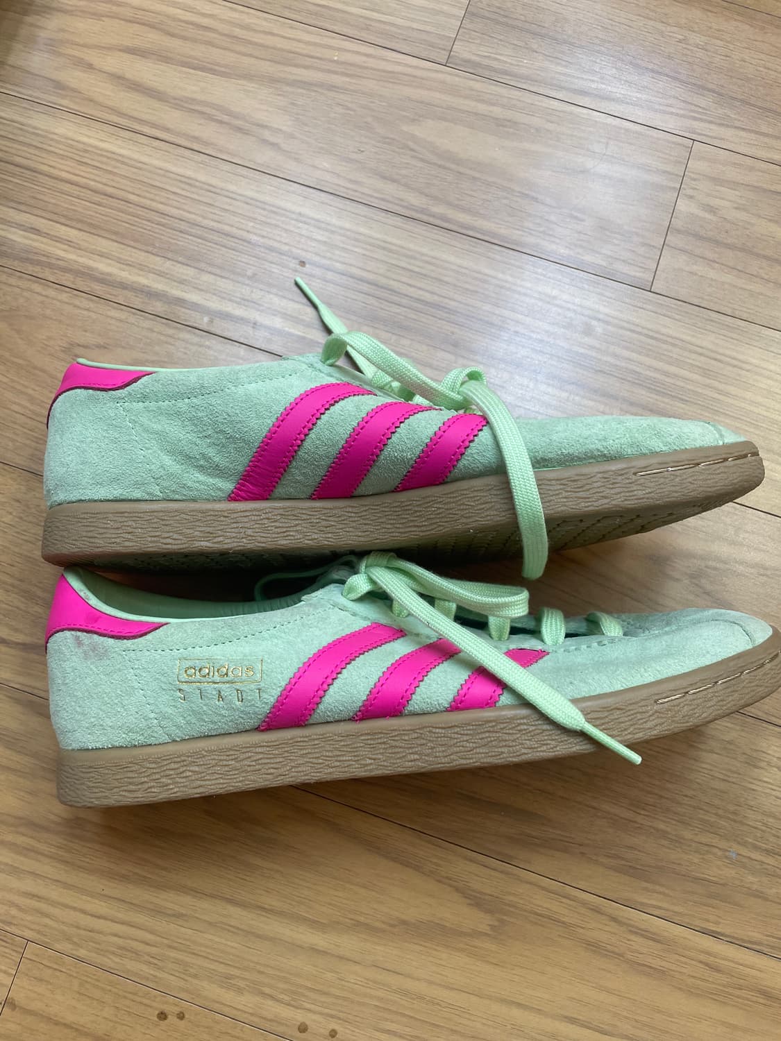 아디다스에서 나온 Stadt 모델 스니커즈입니다. 민트색 스웨이드 재질에 상품이미지5
