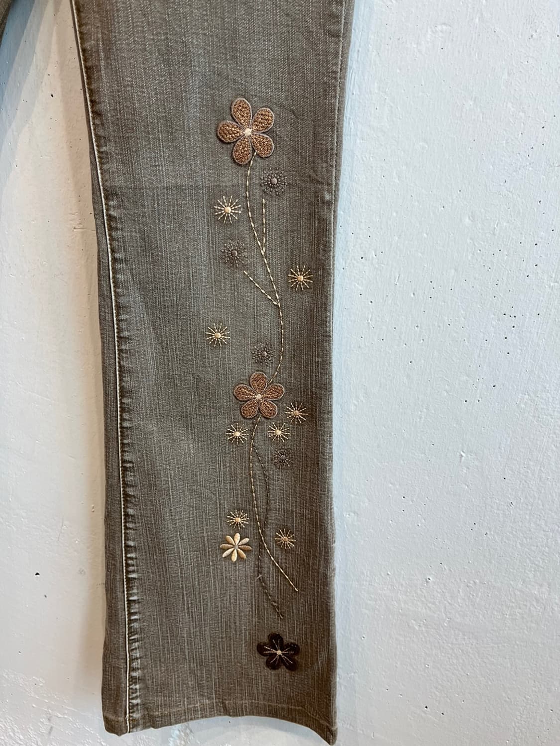COX COSMO JEANS 로우라이즈 자수 부츠컷 데님팬츠 상품이미지3