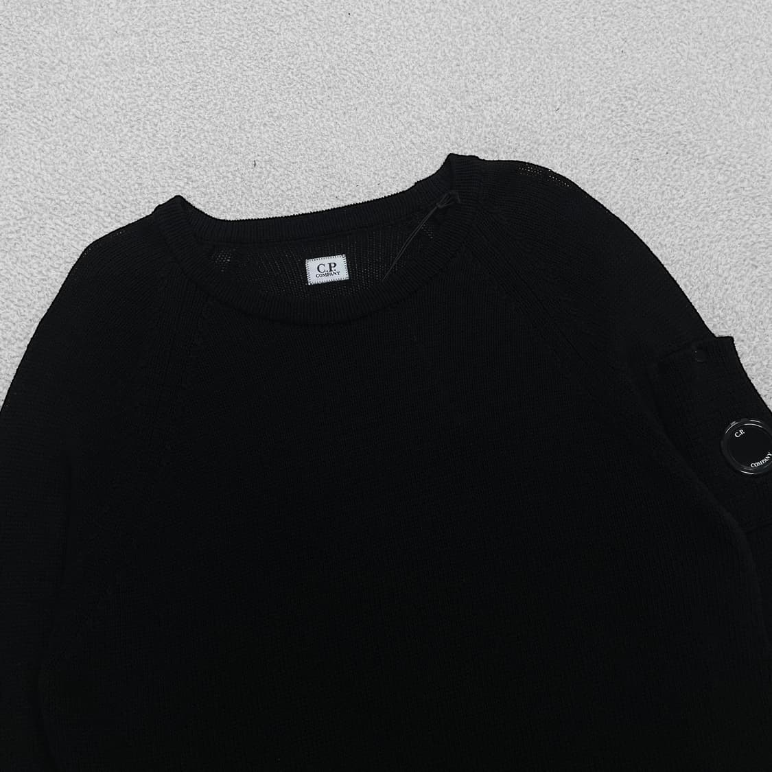 C.P컴퍼니 디테일 렌즈 와펜 라운드 니트 블랙 상품이미지2