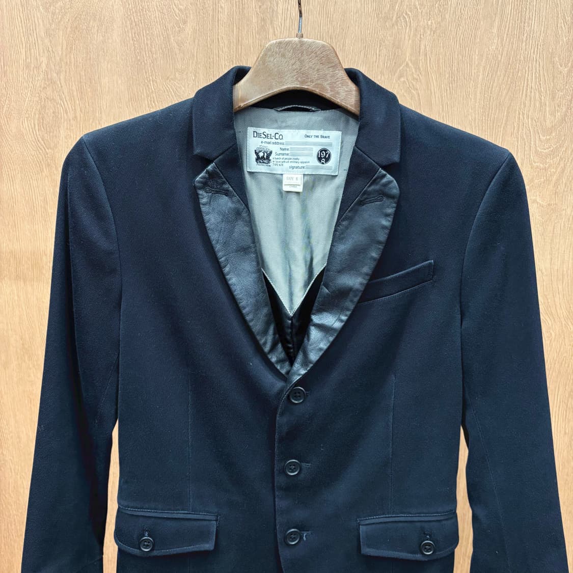 디젤 테일러드 자켓 노치드 라펠 가죽 트리밍 안감 라이닝 디테일 블랙 상품이미지4