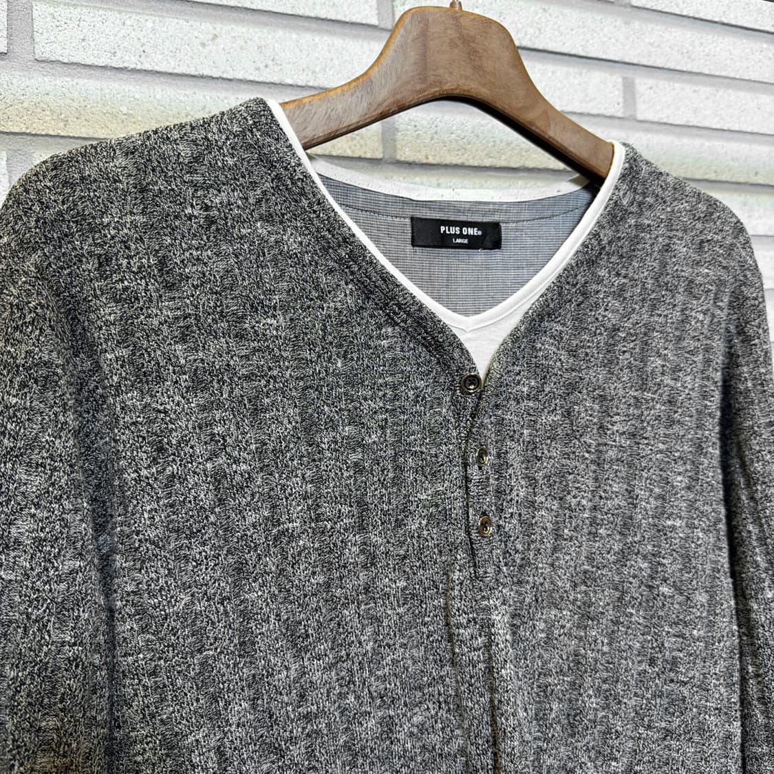 헨리넥 레이어드 긴팔 니트 미니멀버튼 디테일 그레이 상품이미지4