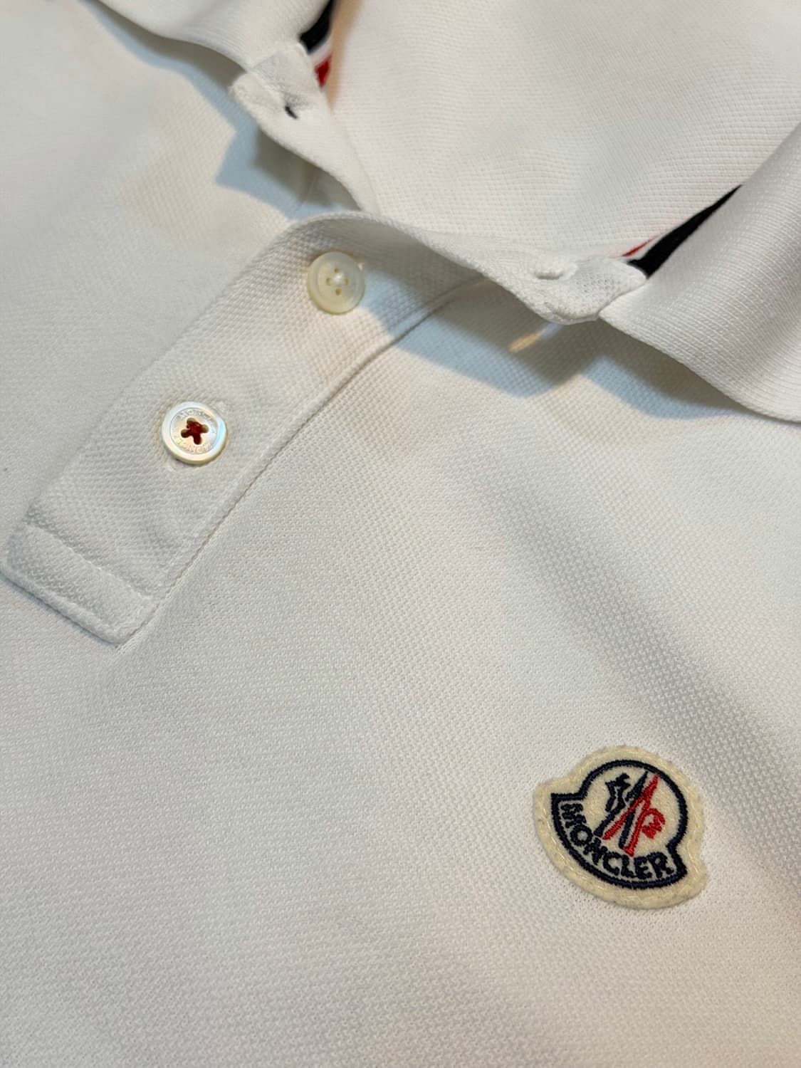 몽클레어 와펜로고 반팔 카라티 화이트 상품이미지2