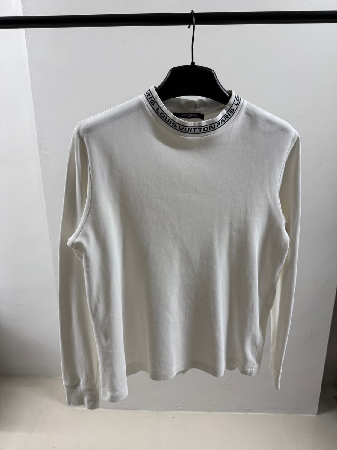 [ S사이즈 ] 루이비통 넥 레터링 롱슬리브  상품이미지1