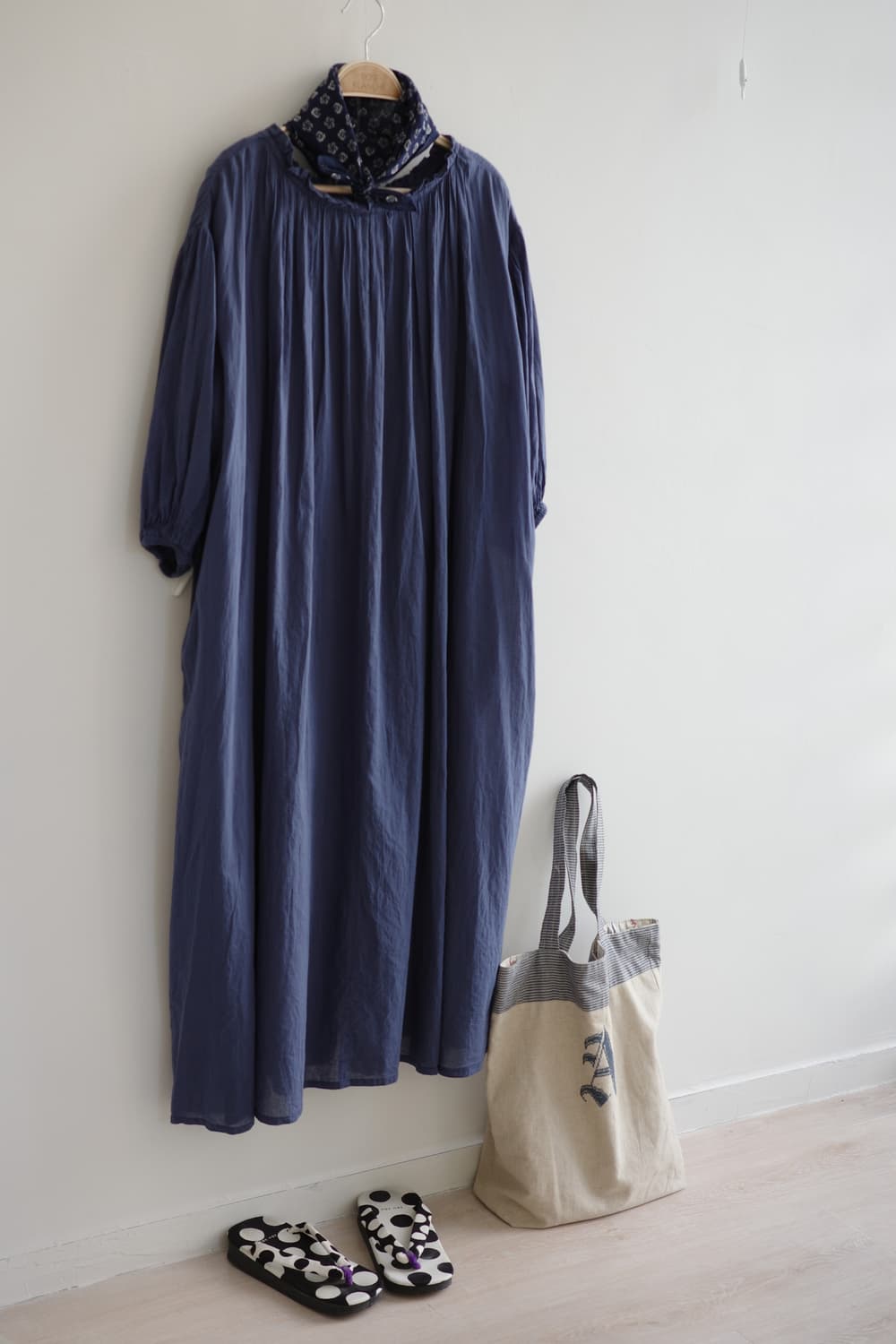 wordtrobe
• 딥블루 아사면 샤링 롱 원피스 상품이미지6