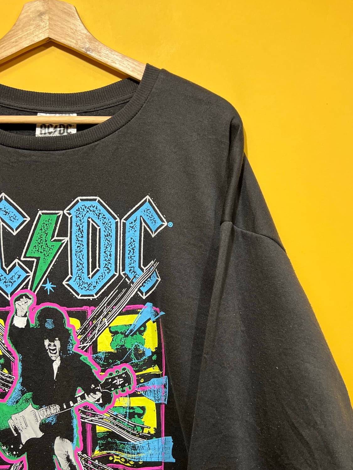 AC/DC 블로우업유어비디오 맨투맨 블랙 상품이미지2