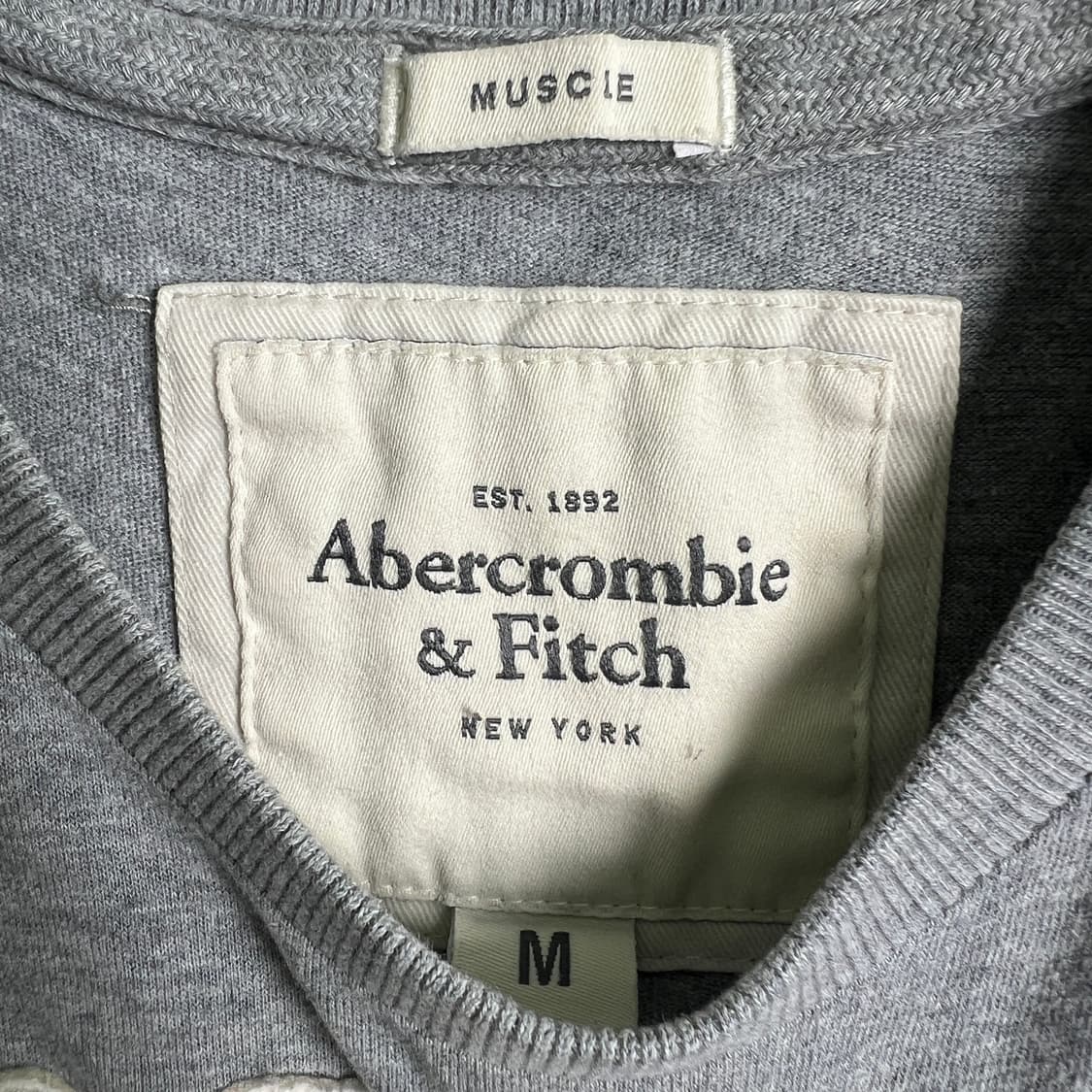 아베크롬비 그레이 머슬핏 반팔 티셔츠 M 상품이미지3