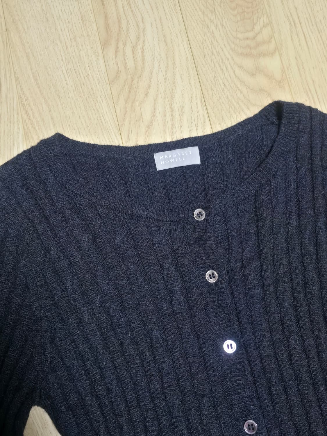 마가렛호웰 꽈배기 니트가디건 블랙 상품이미지2